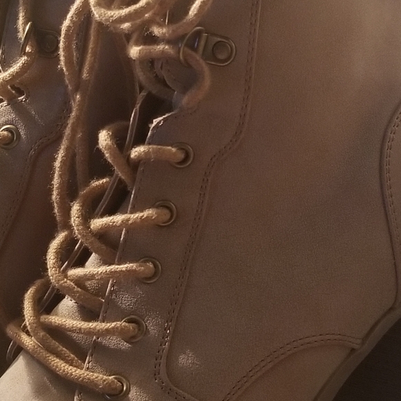 Guess Tan Lace Up Zip Up Light Brown Boots - Picture 10 of 16